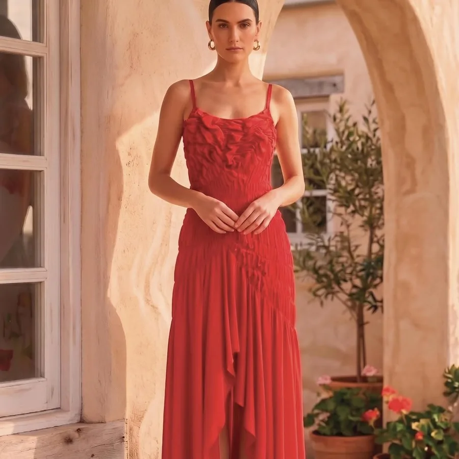 Vestido rojo de holanes en un patio encalado a plena luz