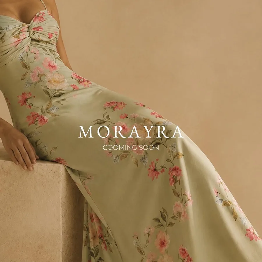 Satén verde con estampado floral y la firma Morayra sobre la falda